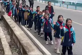 小学生背着锅碗瓢盆徒步去野炊图片