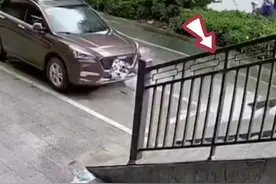 危险！孩子雨天把马路阶梯当滑梯，不慎“窜进”车底图片