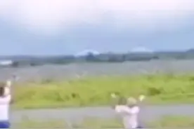 惊险！海南一男子被百斤重风筝“带上天”图片