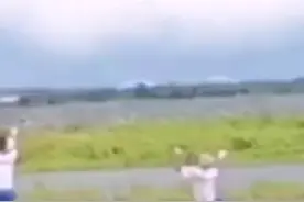 惊险！海南一男子被百斤重风筝“带上天”图片