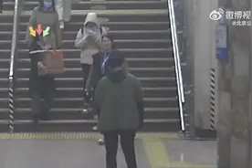 警力值拉满！女孩行李太重民警抄起就走俩人表情亮了图片