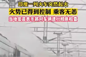高速行驶的火车撞上停在铁轨上的拖车引发爆炸图片