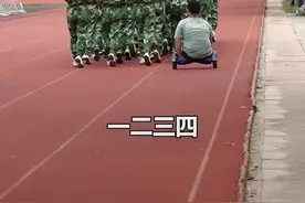 每天补充正能量：板凳男孩坚持用平衡车参加军训，身残志坚图片