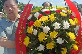 贵州省博爱慈善公益协会向毛泽东铜像敬献花篮图片