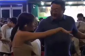 闹大了！上海一“小仙女”嚣张插队 委屈大喊：我长得好看不用排队图片