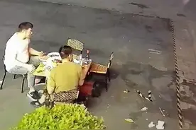 这两位大哥真淡定看到最后我不厚道的笑了，哈哈哈图片