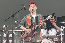 视频丨马頔在2024超级草莓音乐节演唱《南山南》，一开口就回忆满满图片