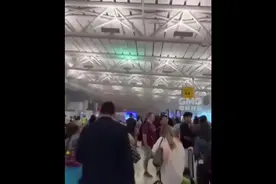 纽约机场一航站楼因扶梯起火疏散图片