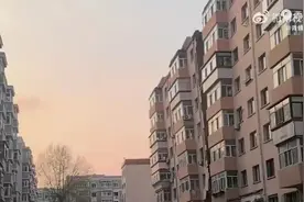 哈尔滨一住宅楼楼体倾斜开裂，官方通报：该楼处于空置状态，决定拆除图片