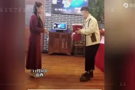 男子订婚下跪求婚被女阻碍：“男儿膝下有黄金，舍不得他下跪。”图片