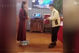 男子订婚下跪求婚被女阻碍：“男儿膝下有黄金，舍不得他下跪。”图片
