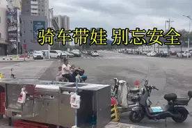 没头盔 装“板凳” 反坐车 家长骑车接送娃 这些举动挺危险图片