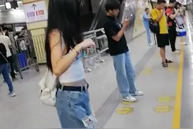 美女地铁站台“自信热舞”吸睛图片