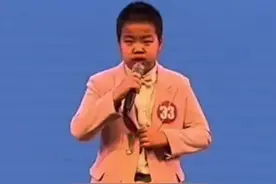 脑瘫男孩在比赛中因紧张摔倒，没有放弃依然保持状态完成比赛，妈妈在台下流着泪记录孩子的勇敢模样图片