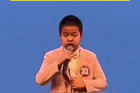 脑瘫男孩在比赛中因紧张摔倒，没有放弃依然保持状态完成比赛，妈妈在台下流着泪记录孩子的勇敢模样图片