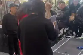 1月11昨晚，武汉汉正街，这大叔帮老婆出气，是个爷们！图片