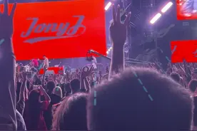 新疆超级草莓音乐节现场 歌手和乐迷欢乐互动图片