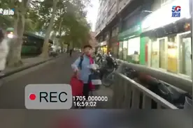 点赞！小学生放学路上捡包，交给交警接力寻找失主图片