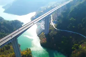 #治愈系风景#高清素材 4K航拍中国西部山区高速公路汽车行驶视频封面
