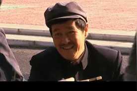 影视：盲人在公园拉二胡，大叔想顺手牵羊，结果人家没瞎视频封面