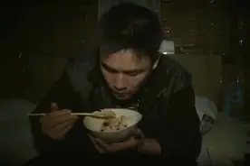 最后的棒棒：多日的咸菜米饭让小伙崩溃，不顾卫生只为吃猪肉视频封面