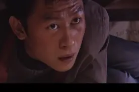 小伙喝醉躲在床下，主人竟全然不知视频封面