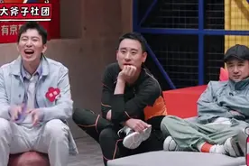 黄渤和警察合影太好笑了，合影姿势真的很重要视频封面