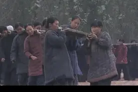 影视：村妇集体下河搭桥，只为八路军战士顺利过桥视频封面