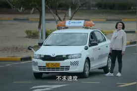 影视：五十岁大妈去练车，直接把教练吓死了视频封面
