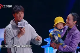 影视：大学教授登台大秀街舞，引众人连连尖叫视频封面