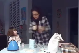 二胎时代：二胎家庭真不容易，孩子自己冲奶粉，结果被烫伤视频封面