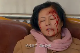 姐姐被姐夫打个半死，弟弟脱下军装，让姐夫知道谁更狠视频封面