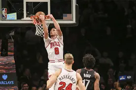 NBA十佳球：小史密斯旋转360度扣篮技惊四座；拉文空接背扣美如画图片