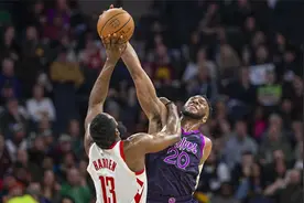 NBA十佳球：哈登后撤步遭幼狼摁帽！火箭弃将克里斯浴火重生隔扣图片