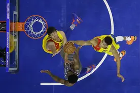 NBA五佳球：字母哥单臂帽翻恩比德领衔！库里背后风骚长传引洛城欢呼图片