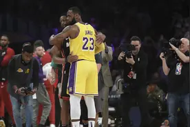 再见兄弟！詹韦告别战催泪拥抱；湖人赢球，斯台普斯致敬传奇韦德图片