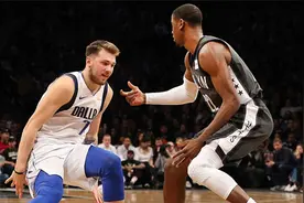 NBA十佳球：东契奇遭三分王晃翻，随后命中超远压哨三分；浓眉骑扣戈贝尔图片